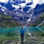 Turista frente a la laguna y nevado Humantay celebrando su llegada.
