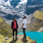 Un par de turistas frente a la laguna Humantay